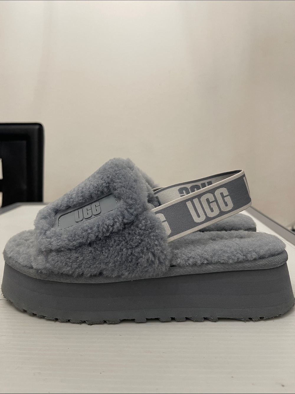 UGG DISCO SLIDE PLATFORM LOGO TRAPS SLIPPERS WOMENS SIZE 7